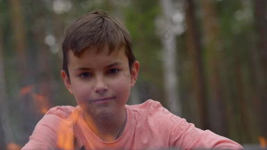 伤心自闭症少年燃烧火森林概念青春期危机